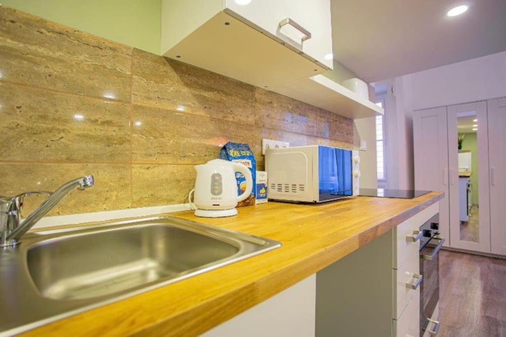 Cosy 2 Bedroom Flat In Akacfa St., Sol Budapest Bagian luar foto