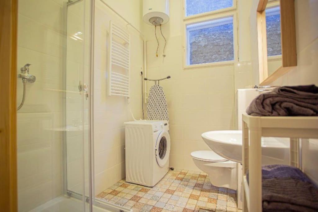 Cosy 2 Bedroom Flat In Akacfa St., Sol Budapest Bagian luar foto