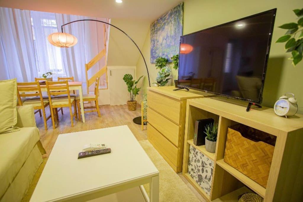 Cosy 2 Bedroom Flat In Akacfa St., Sol Budapest Bagian luar foto
