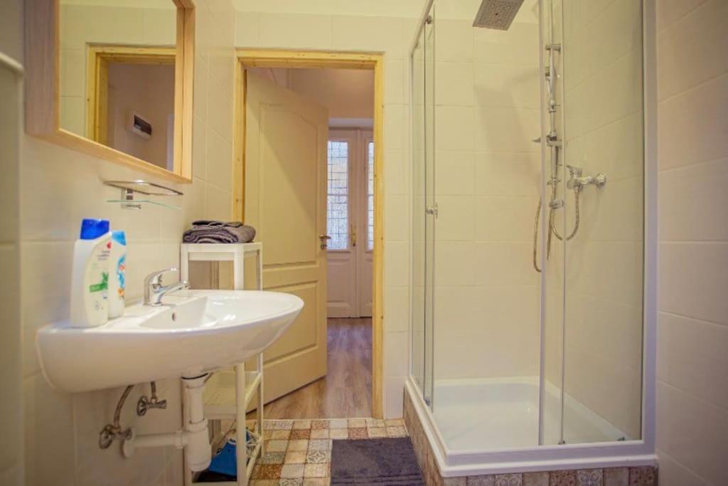 Cosy 2 Bedroom Flat In Akacfa St., Sol Budapest Bagian luar foto