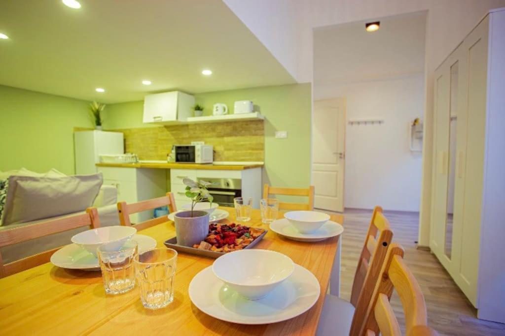 Cosy 2 Bedroom Flat In Akacfa St., Sol Budapest Bagian luar foto