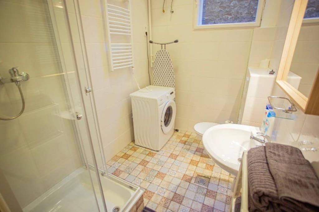 Cosy 2 Bedroom Flat In Akacfa St., Sol Budapest Bagian luar foto