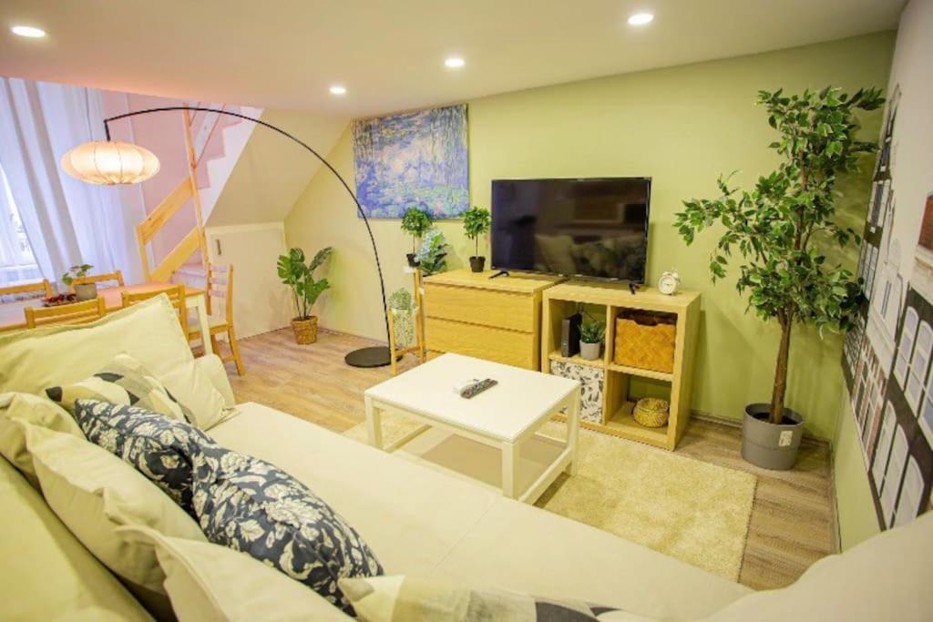 Cosy 2 Bedroom Flat In Akacfa St., Sol Budapest Bagian luar foto