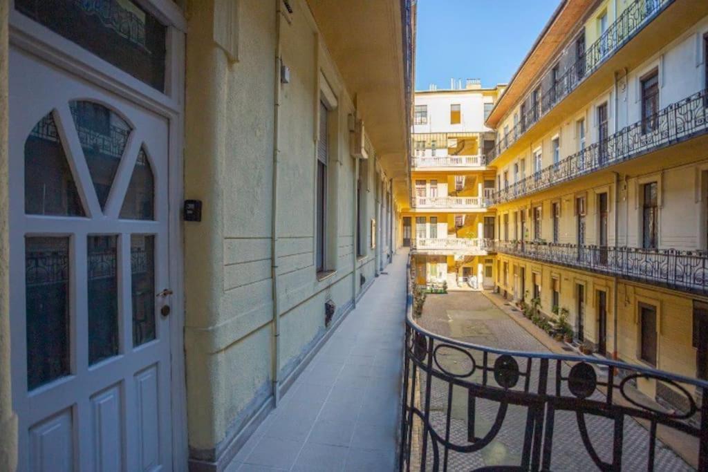 Cosy 2 Bedroom Flat In Akacfa St., Sol Budapest Bagian luar foto